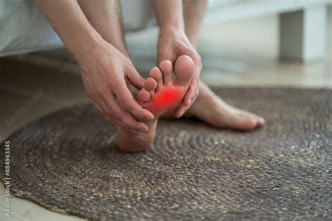 Foto De Foot Pain Corns And Calluses Dry Skin On Legs Man Suffering