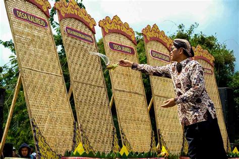 InfoPublik RITUAL MENGGUYUR SUMBER MATA AIR