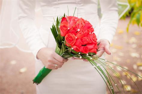 Rote Brautkugel Mit Perlen Heiraten Mit Braut De