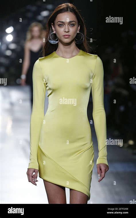 Model Zhenya Katava Walks On The Runway During The Cushnie Et Ochs