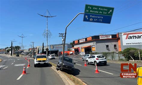 Indaiatuba Motorista perde controle da direção de veículo invade