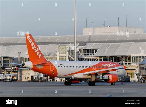 A Easyjet Fotos Und Bildmaterial In Hoher Aufl Sung Alamy