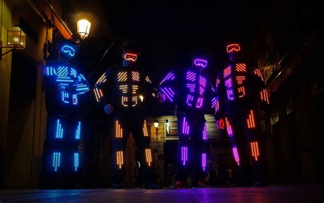 Bailarines Con Trajes Con Luces Led Y Robots Led Para Eventos Y Fiestas