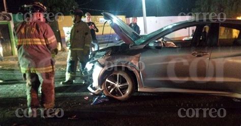 Camioneta Impacta A Una Moto En Guanajuato Hay Dos Lesionados