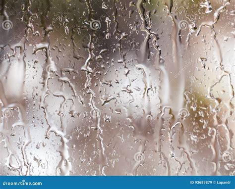 Gotas De Lluvia En La Ventana De Cristal El Paisaje Urbano Fuera De La