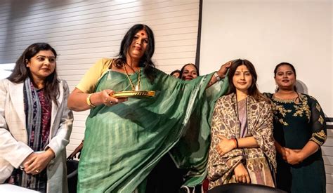 Samajwadi Party Mp Dimple Yadav Celebrates Her Birthday With Party Workers