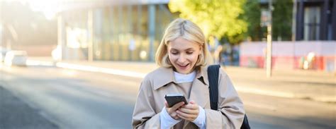 Premium AI Image Portrait Of Surprised Blonde Woman Standing On