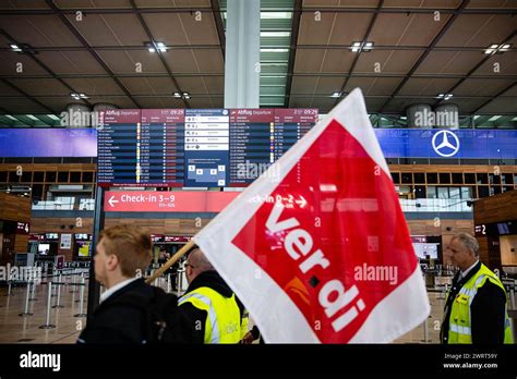 Kundgebung Im Terminal Des Flughafen Warnstreik Der Gewerkschaft Ver