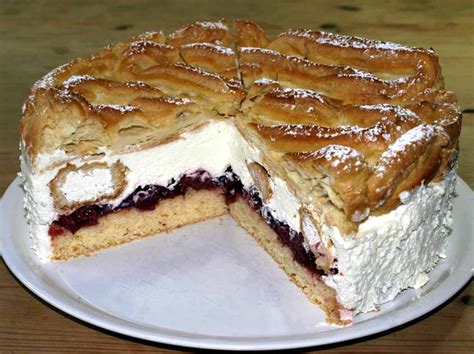 Windbeuteltorte Rezept Mit Kirschen Und Biskuitboden