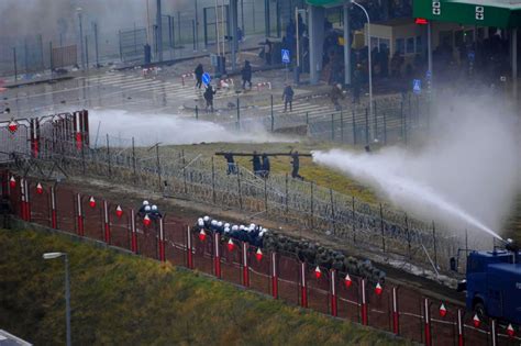 Polonia Recurre A Cañones De Agua Y Gases Lacrimógenos Para Frenar La Entrada De Migrantes Desde