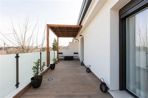 Construcción de terraza con estructura metálica en un chalet adosado