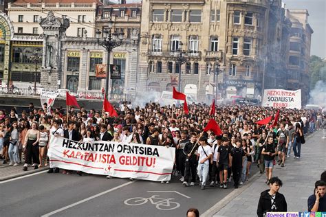 Miles de estudiantes protestan contra las reformas y mercantilización