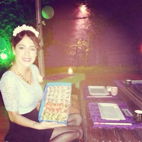 Tini Comiendo Sushi Despues De La Tc Fotos De Martina Stoessel