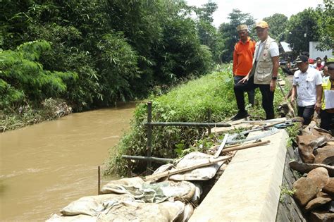 Tinjau Tanggul Jebol Di Sungai Dawe Kudus Ganjar Penanganan Harus