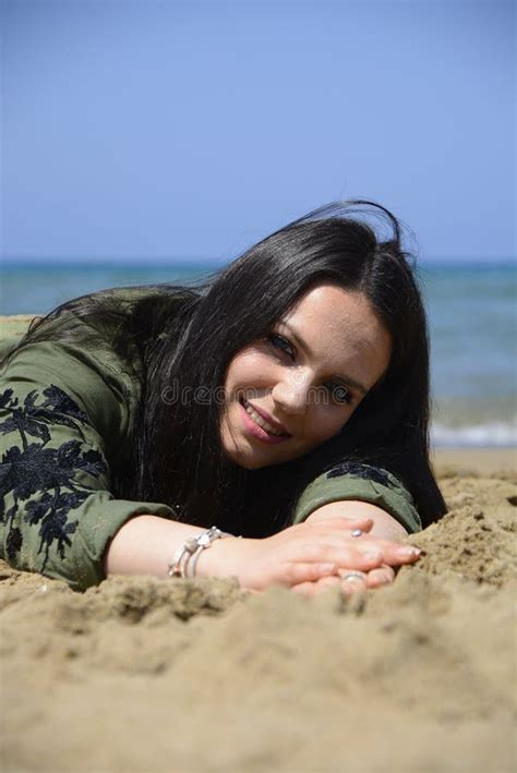 Poses Chubby Adolescente Na Praia Foto De Stock Imagem De Postura