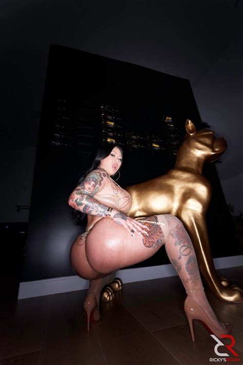 Curvy Alt Slut Connie Perignon Likes Teasing In Sexy Lingerie And Stockings Photos