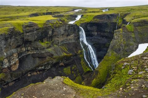 Vista aérea de la cascada de haifoss en el cañón landmannalaugar