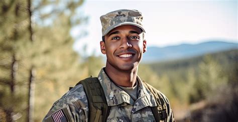 Un Soldado Feliz En Uniforme Foto Premium