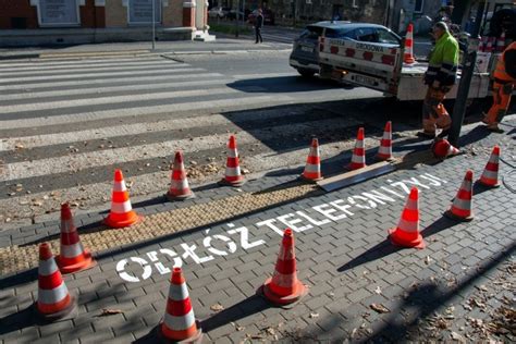 Bytom Przy kilku przejściach dla pieszych pojawi się napis Odłóż