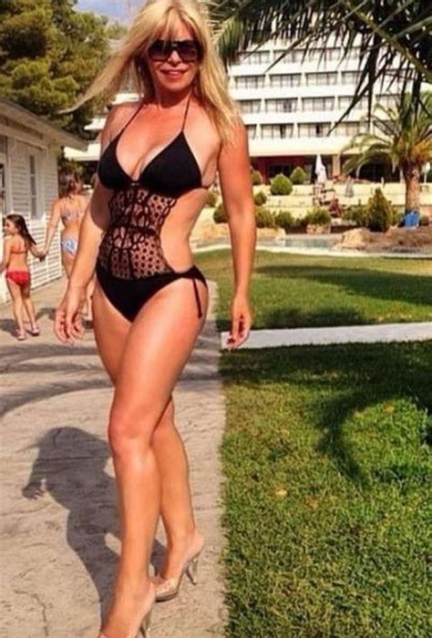 Manjola Nallbani tregon format në bikini këngëtarja vjeçare në super formëm Epoka e Re