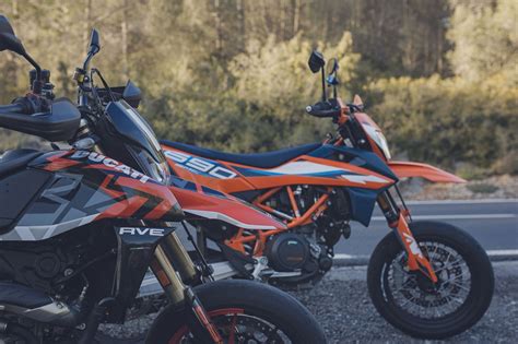 Ducati Hypermotard 698 Mono Vs KTM 690 SMC R Test Vergleich