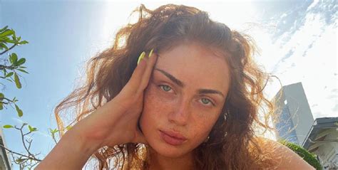 Maisie Smith bliver kaldt den lækreste på jorden Viser formerne frem i mini bikini