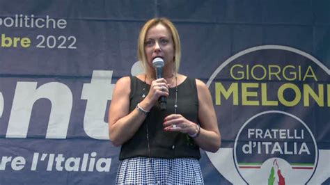 Giorgia Meloni A Cosenza In Migliaia A Piazza Kennedy Per Il Comizio