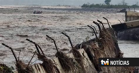 Inunda Es No Norte Da Ndia Fazem Pelo Menos Mortos Mais De