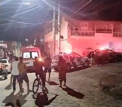 Mulher é presa após matar companheiro a facadas no meio da rua no