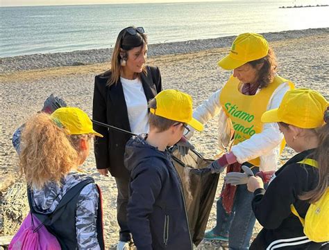 Gli Alunni Ripuliscono La Spiaggia