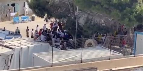 Lampedusa l hotspot è pieno il video dalla struttura tra i migranti