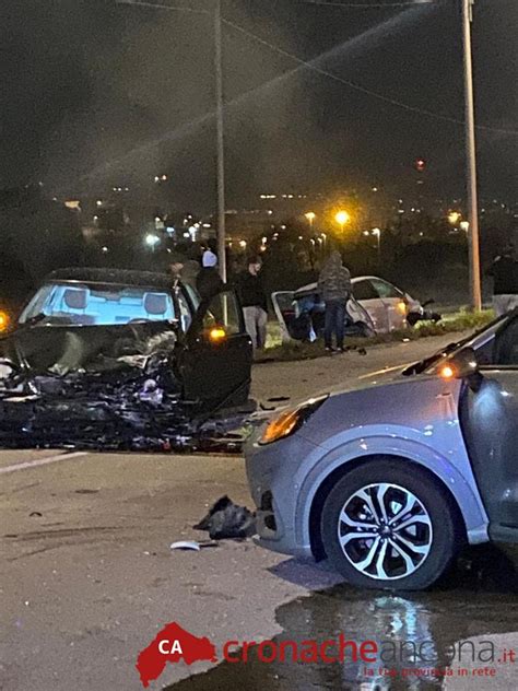 Schianto Lungo La Cameranense Unauto Si Spezza In Due Strada Chiusa