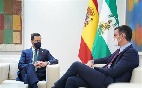 Juanma Moreno pide a Pedro Sánchez apoyo al turismo y respaldo a la