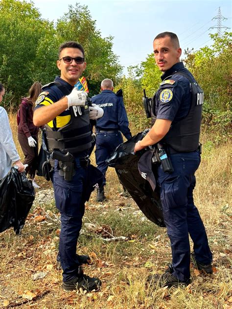 De Ziua Cur Eniei Poli I Tii Prahoveni Au Ecologizat Zona Rafin Riei Vega