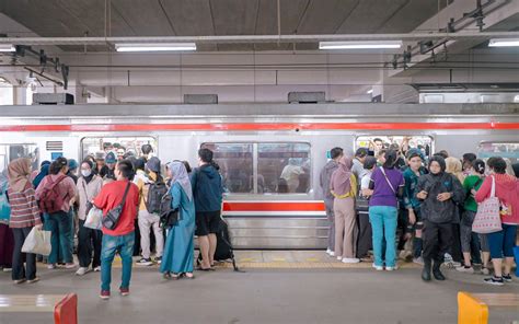 KAI Commuter Catat Hampir 1 Juta Penumpang Padati KRL Jabodetabek