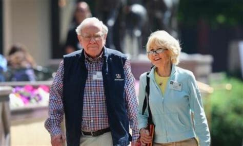 Warren Buffett Bio, Affair, Married, Wife, Net Worth, Ethnicity, Height ...