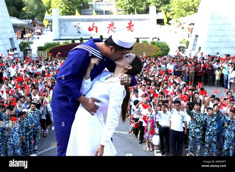 A Chinese Couple Recreate The Iconic V J Day Kiss On A Mechanical