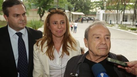 Foto Stênio Garcia e Marilene Saad chegam à Delegacia de Repressão aos