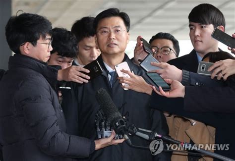 `불법사찰·블랙리스트 의혹` 최윤수 18시간 조사 후 귀가 매일경제