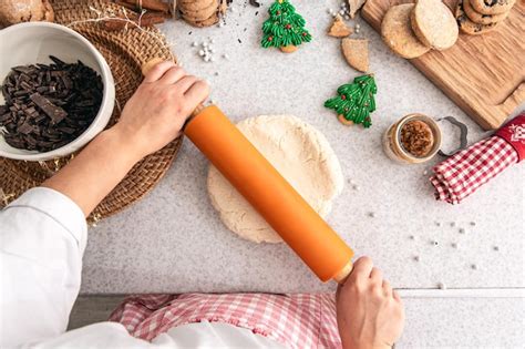 Des Mains F Minines Pr Parant De La P Te Pour Les Biscuits De No L Sur