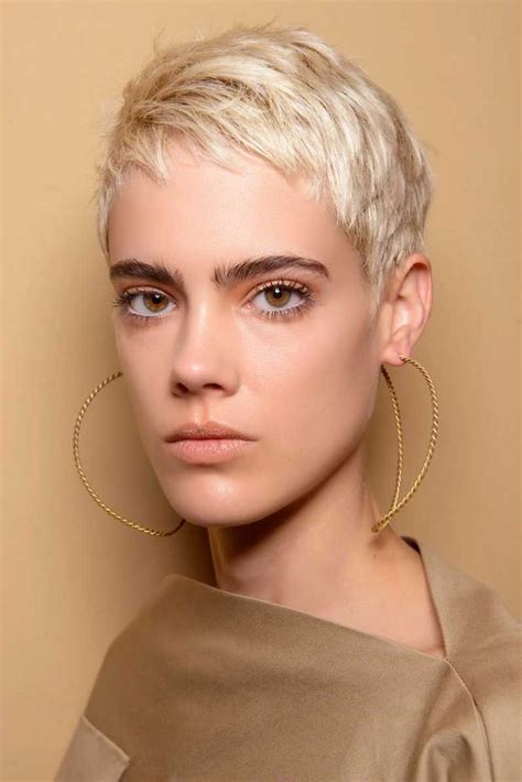 Coupe Courte Femme 2019 Tendance Blonde Coiffures Cheveux Longs