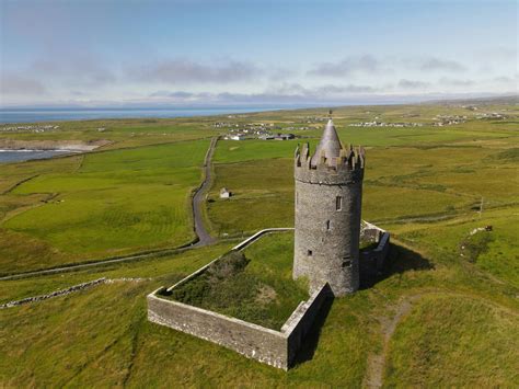 Tower of Doonagore Castle in Ireland · Free Stock Photo