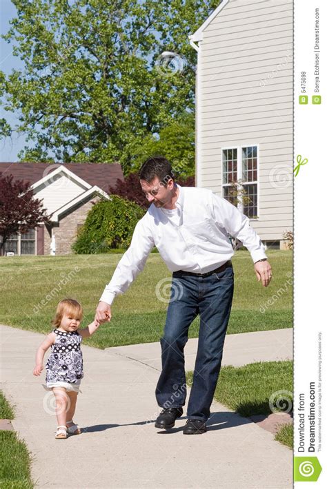 El Recorrer Del Padre Y De La Hija Foto De Archivo Imagen De Amor