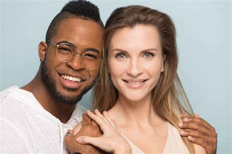 Head Shot Smiling African American Man And Woman Posing Together 库存照片