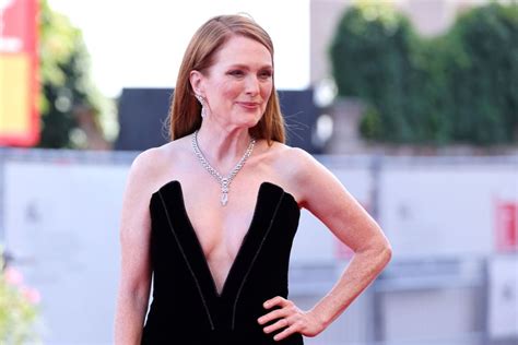 Festival de Veneza 2022 Julianne Moore rouba os flashes dos fotógrafos