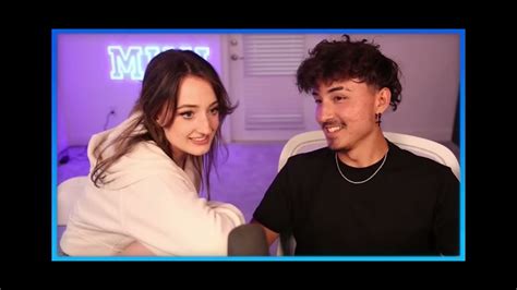 Minibloxia Kisses Hoppy On Stream Youtube