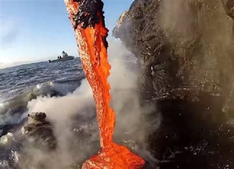 ¿Qué pasa si la lava volcánica entra en contacto con el agua del mar?