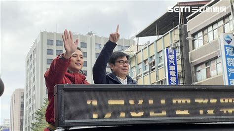 多圖／農夫農婦都來了！吳怡農、陳其邁車掃拜票 支持者嗨翻搶握手 2022 縣市長九合一選舉｜yahoo奇摩新聞