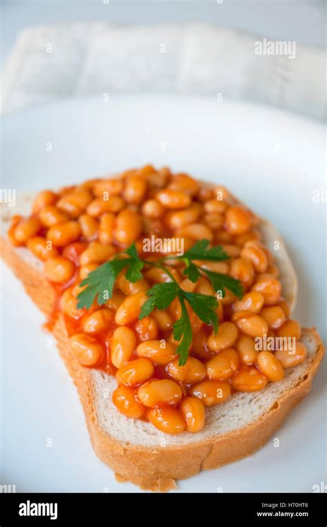 Baked beans on toast Stock Photo - Alamy