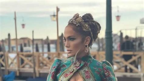 Jennifer Lopez Enamora A Sus Fans Con Espectacular Outfit De Flores